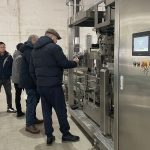 Bun venit cu căldură clienților străini să viziteze compania noastră pentru a inspecta echipamentele de balotat secundar